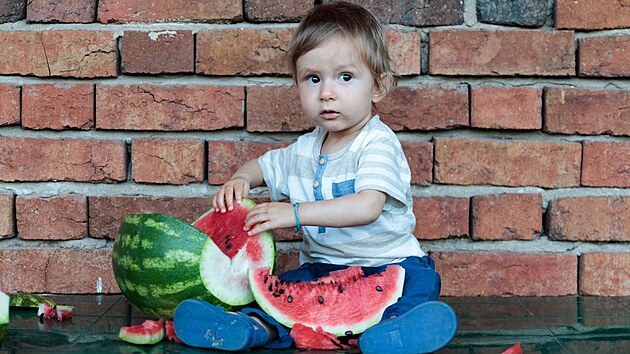 P�ed cestov�n�m rozhodn� ned�vejte d�tem, a ani sob�, nap��klad vodn� meloun....