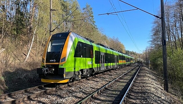 P�ij�te se svézt novou vlakovou jednotkou v barvách Dopravy Ústeckého kraje.