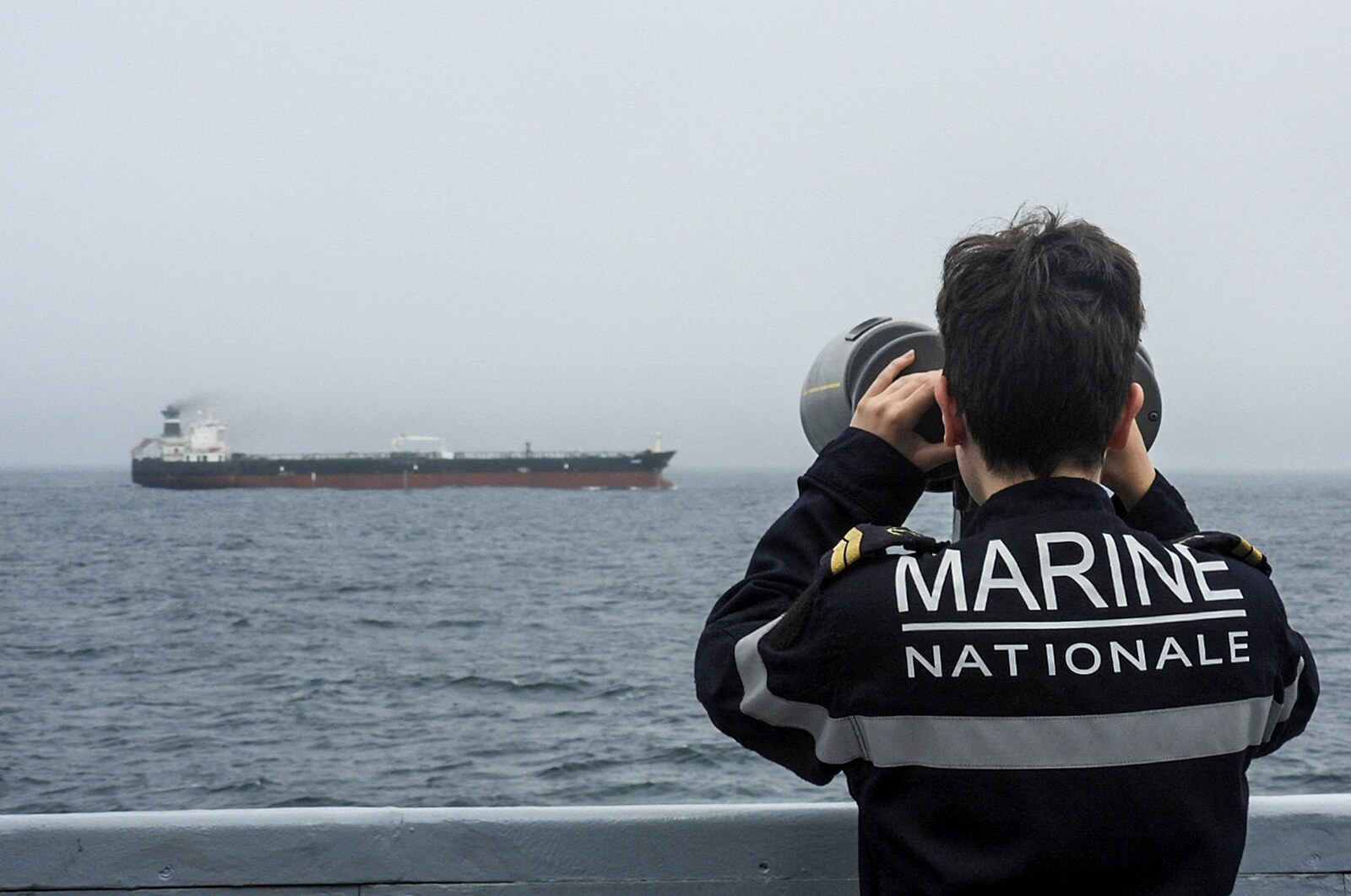Tanker podezřelý z převozu ruské ropy dostal pokutu za vlajku a může plout dál