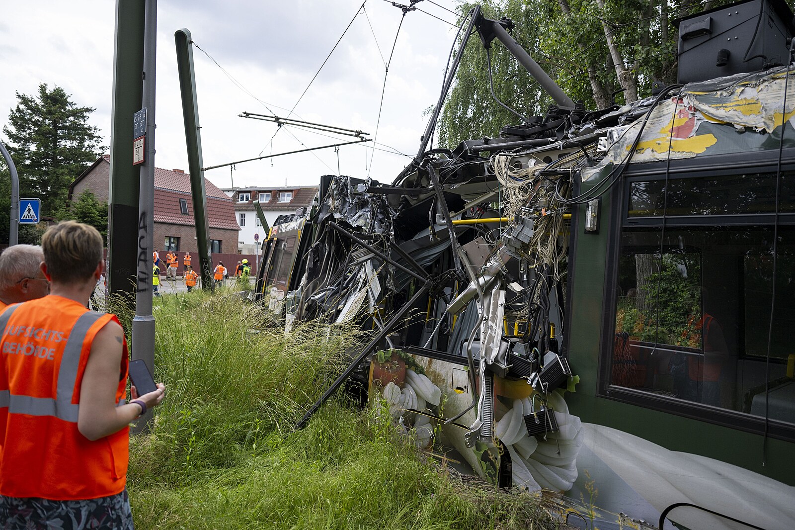 V Berlíně havarovala tramvaj, skončila s rozpáraným bokem, 20 lidí je zraněných