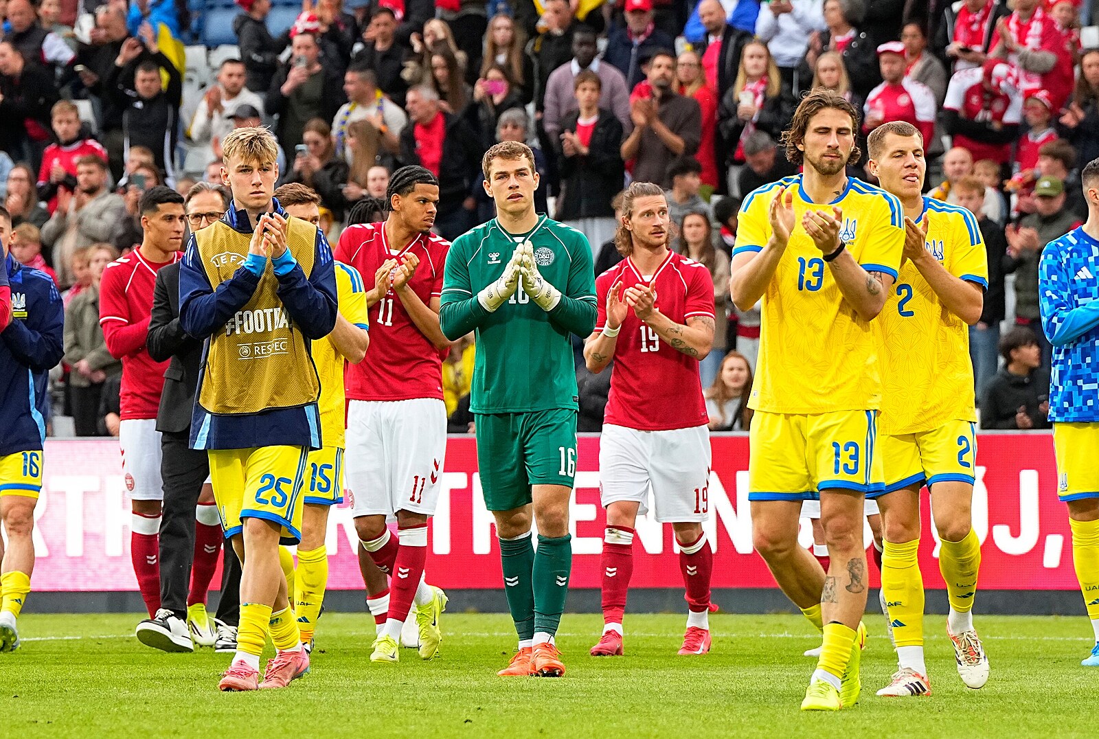 Eriksen zkolaboval na hřišti, utkání Dánska s Ukrajinou se n