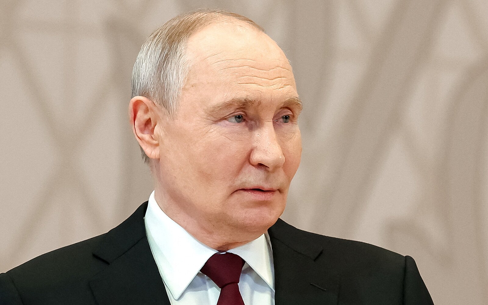 Pevné zdraví, popřál Putin arménskému premiérovi uprostřed rostoucího napětí