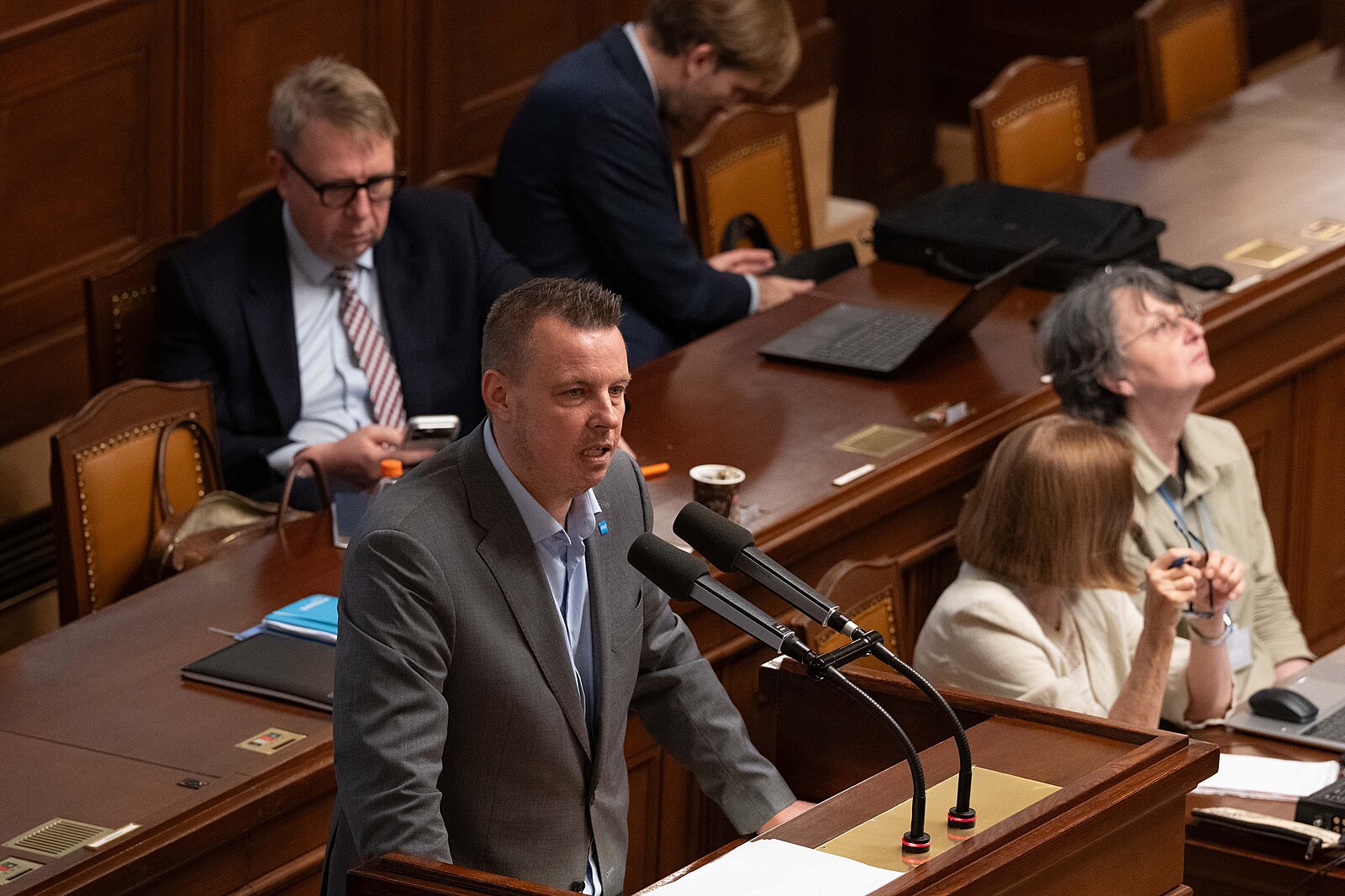 Hysterie, občané to časem pochopí. Vládní poslanci o zrušení poplatků