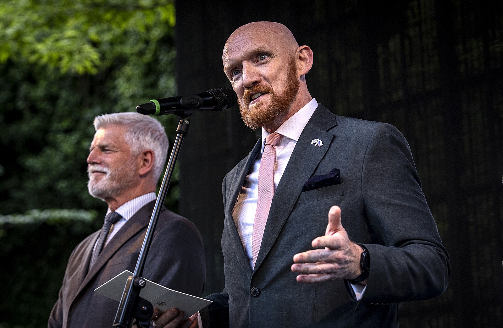 Britský humor i pokus o češtinu. Field, Pavel i další oslavovali britského krále