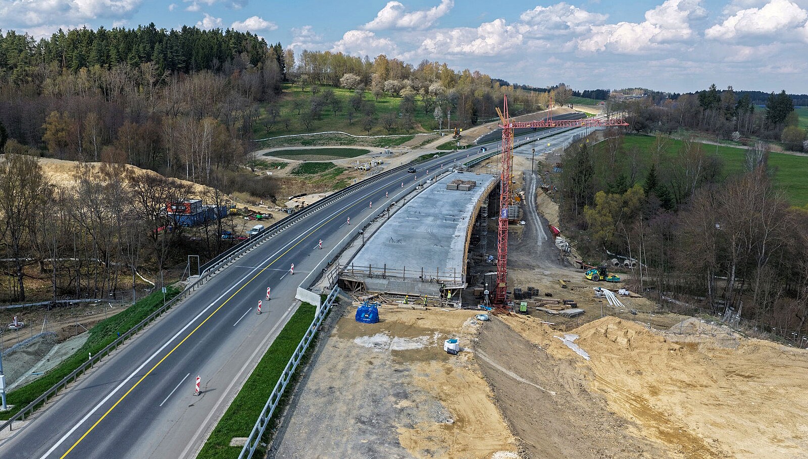 OBRAZEM: Stavba D3 už je u rakouské hranice, silničáři úsek otevřou v srpnu
