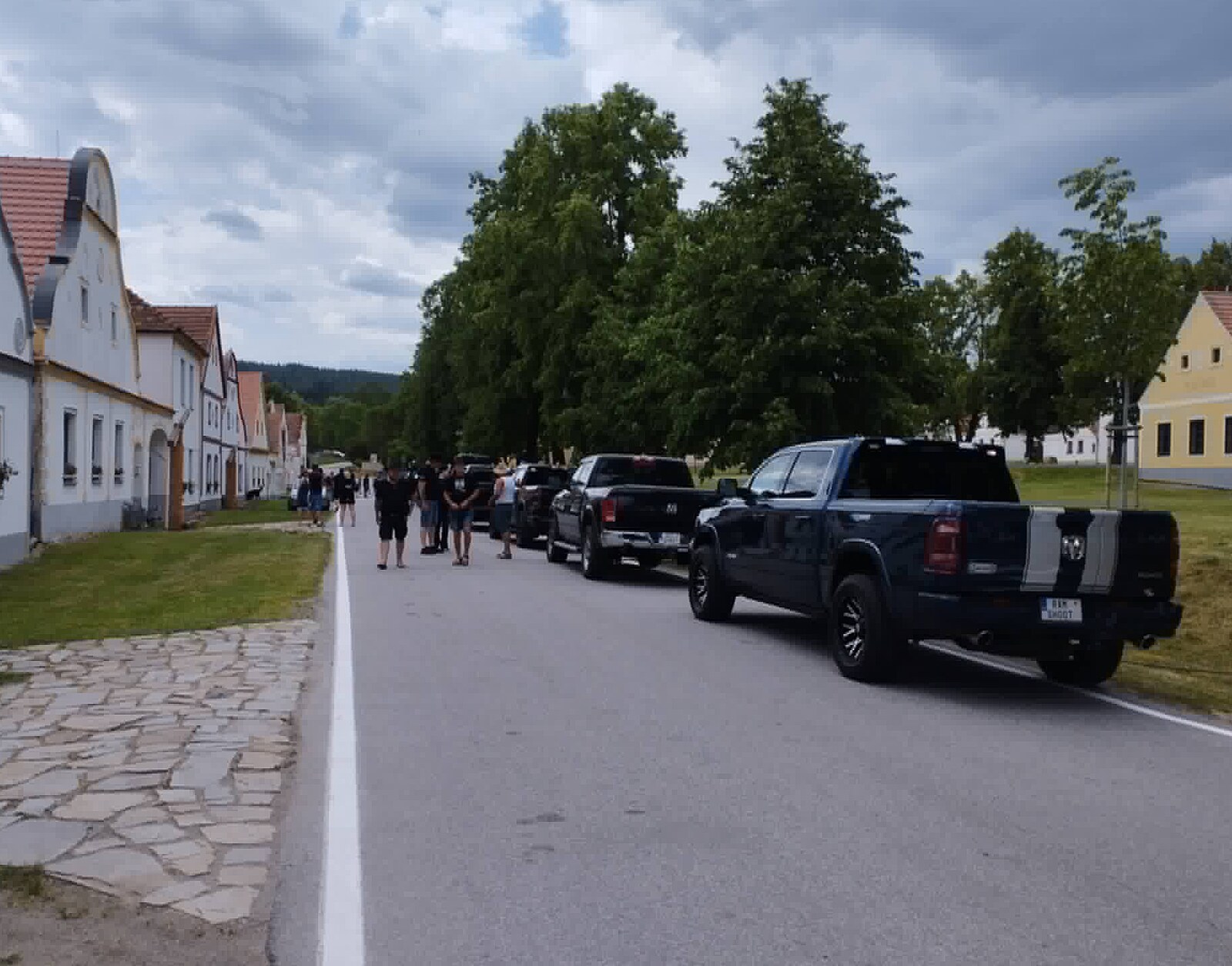 Co vám vadí, sedláci? Nájezd amerických pickupů zaskočil vesnici, létala ostrá slova