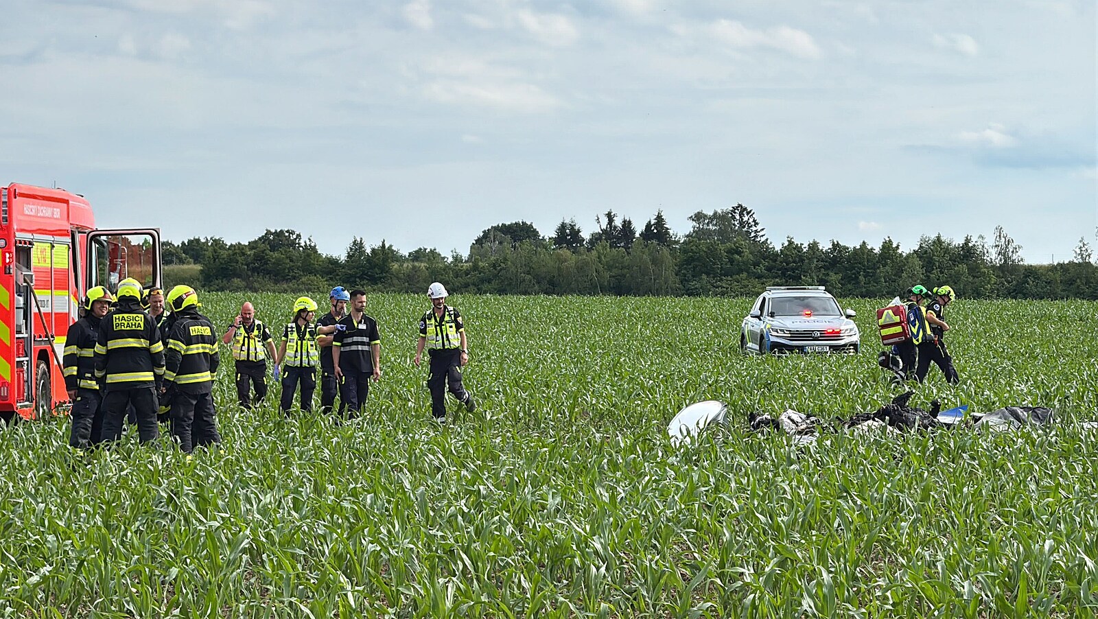 Na pole u letiště Točná spadlo ultralehké letadlo, dva lidé nepřežili