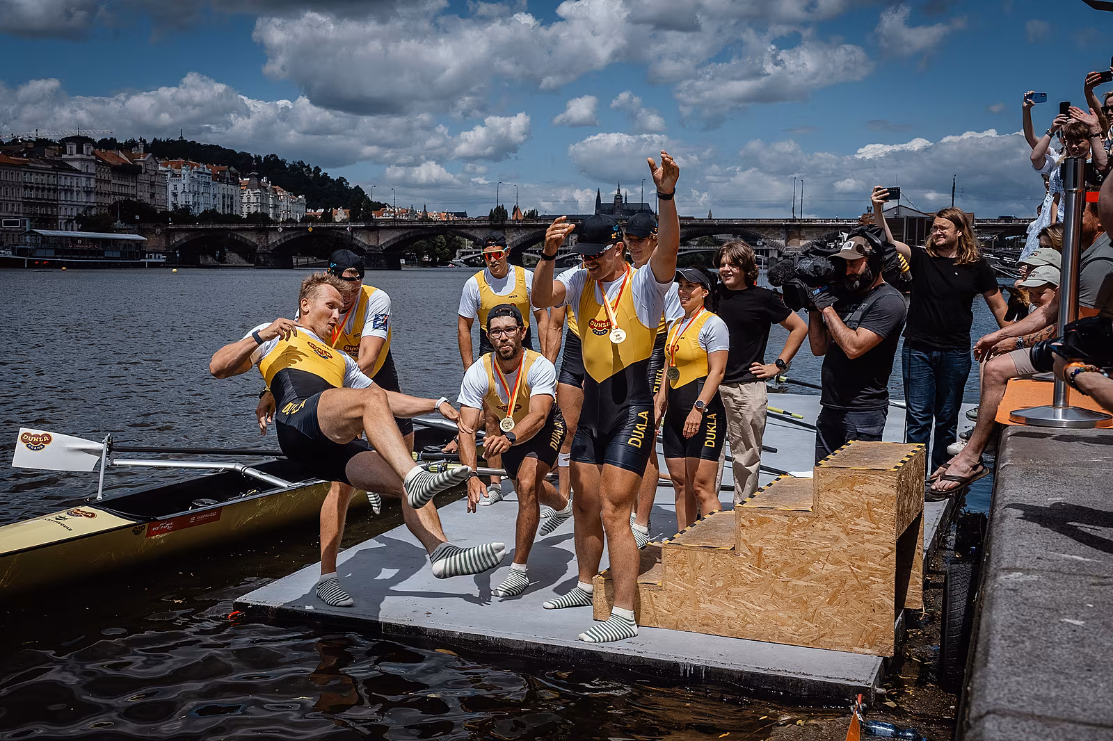 VÍT�ZNÁ KOUPEL Posádka pra�ské Dukly po triumfu v Primátorkách.