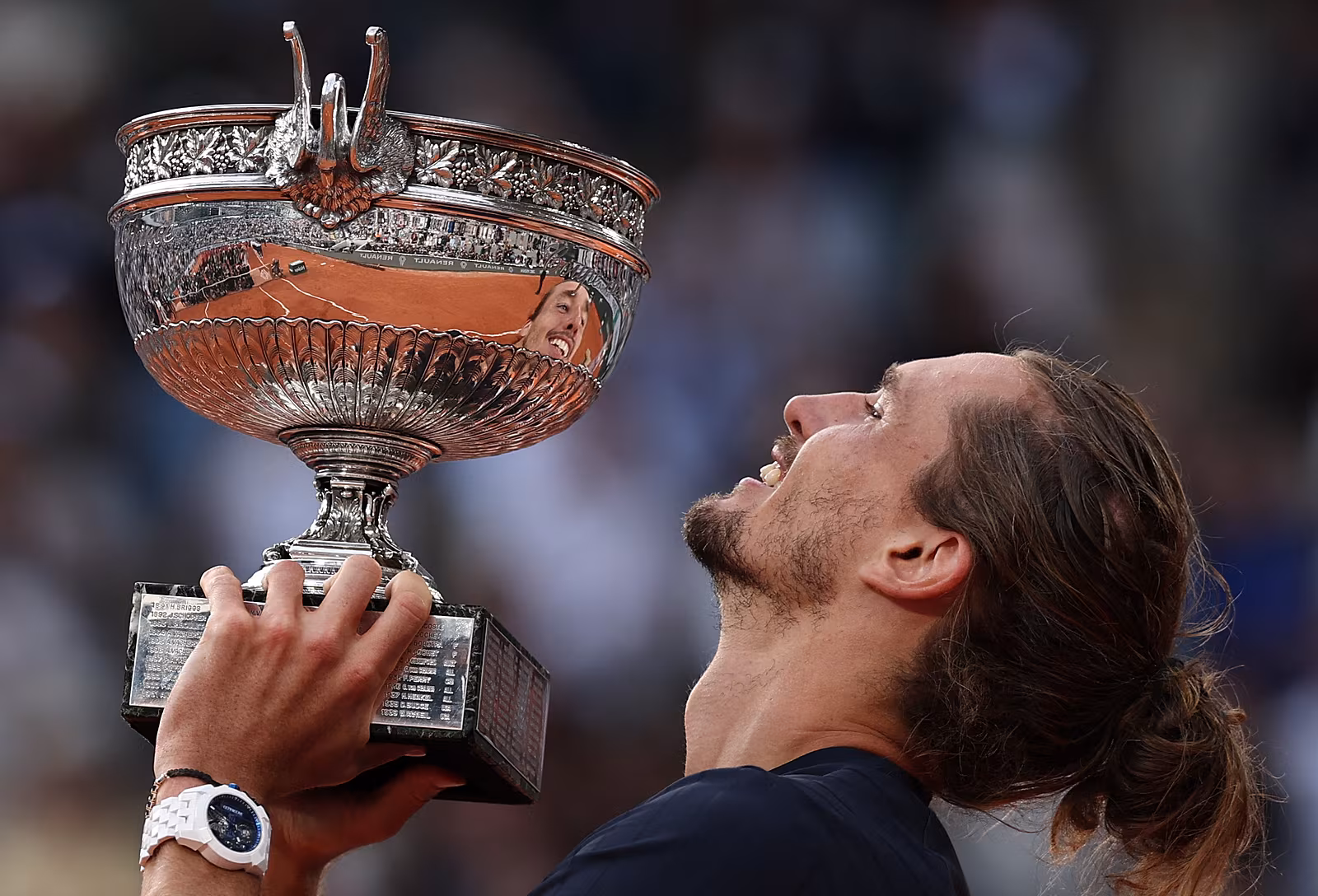 Alexander Zverev s trofejí pro vít�ze Roland Garros