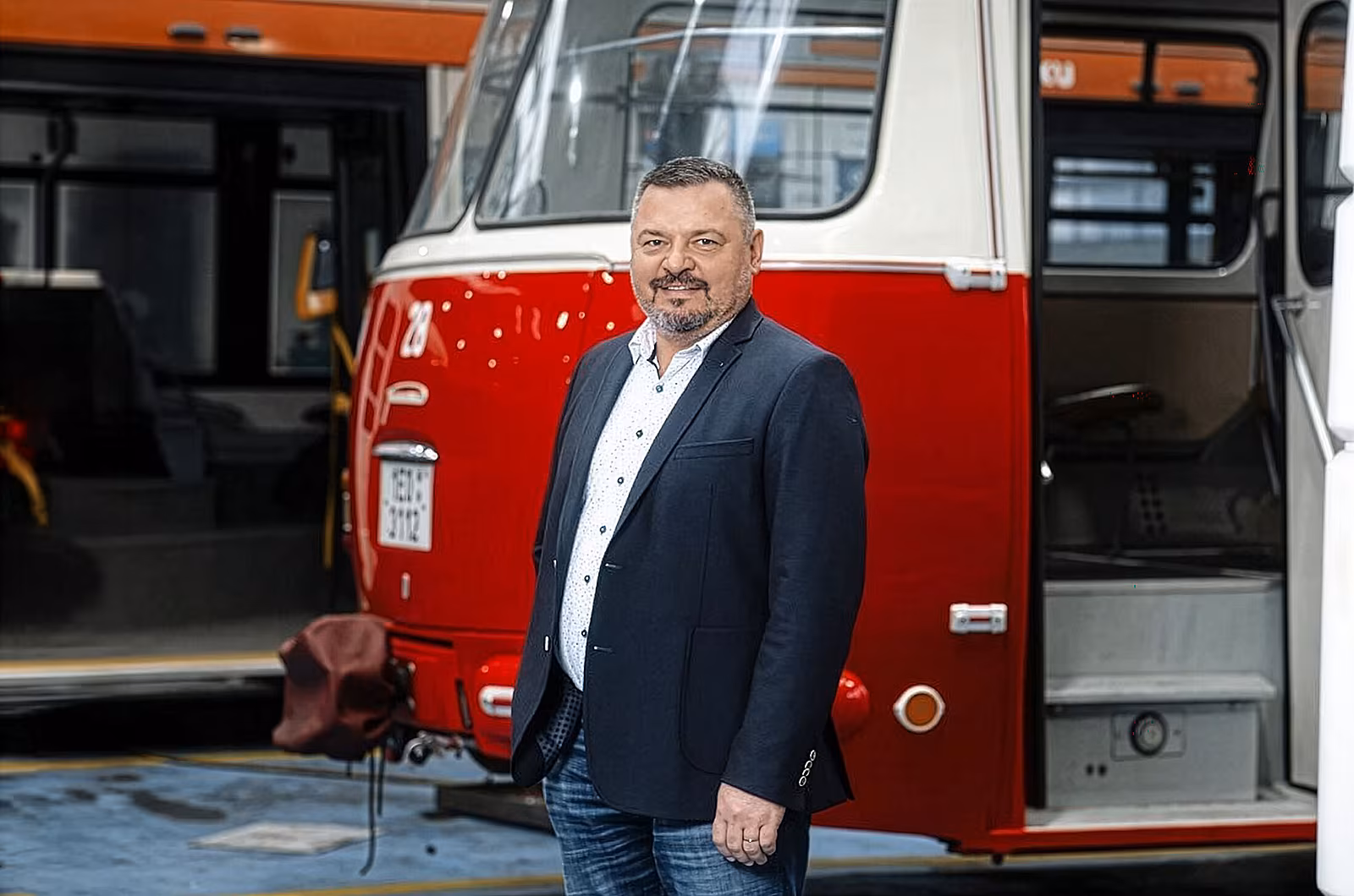 �editel Tomá� Pelikán se v dopravním podniku zdaleka nestará jen o autobusy a...