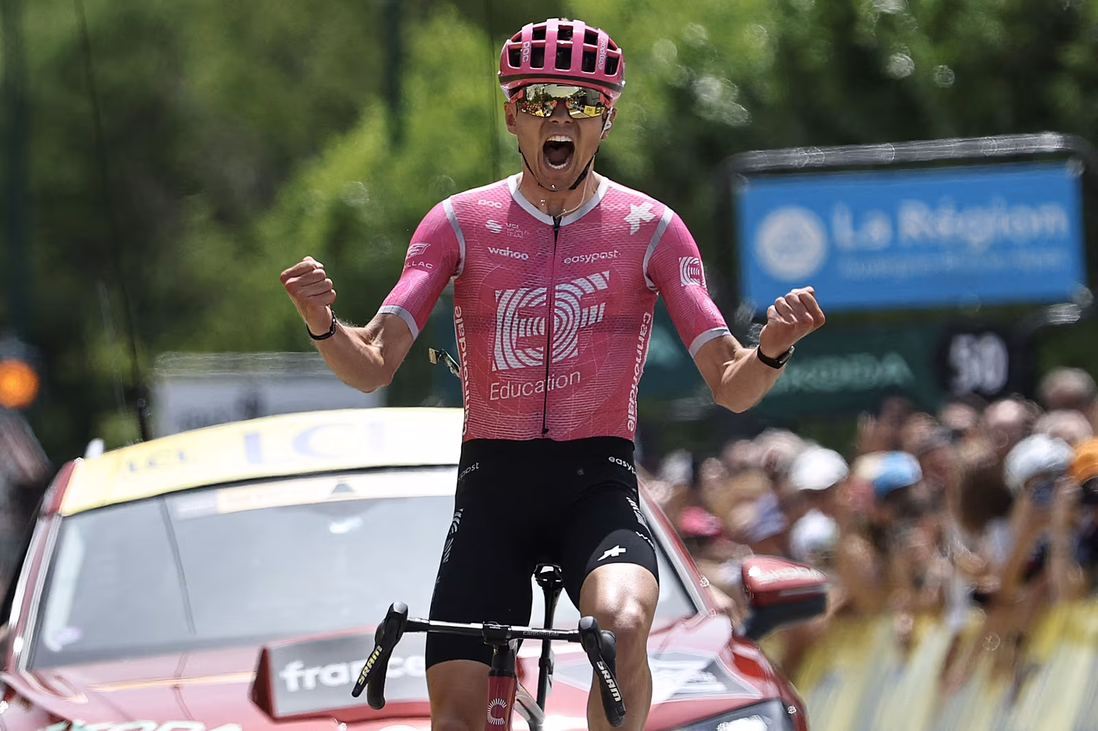 Alex Baudin slaví triumf v první etap� Tour Auvergne-Rhone-Alpes.