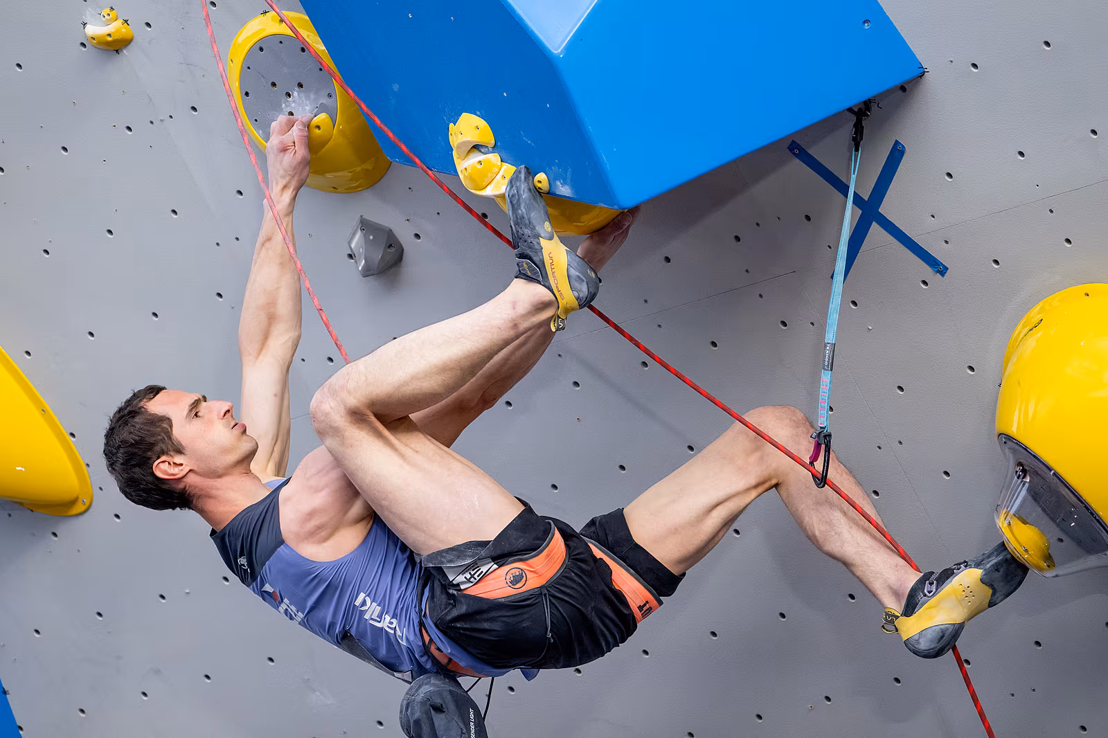 Adam Ondra b�hem finále obtí�nosti v Praze.