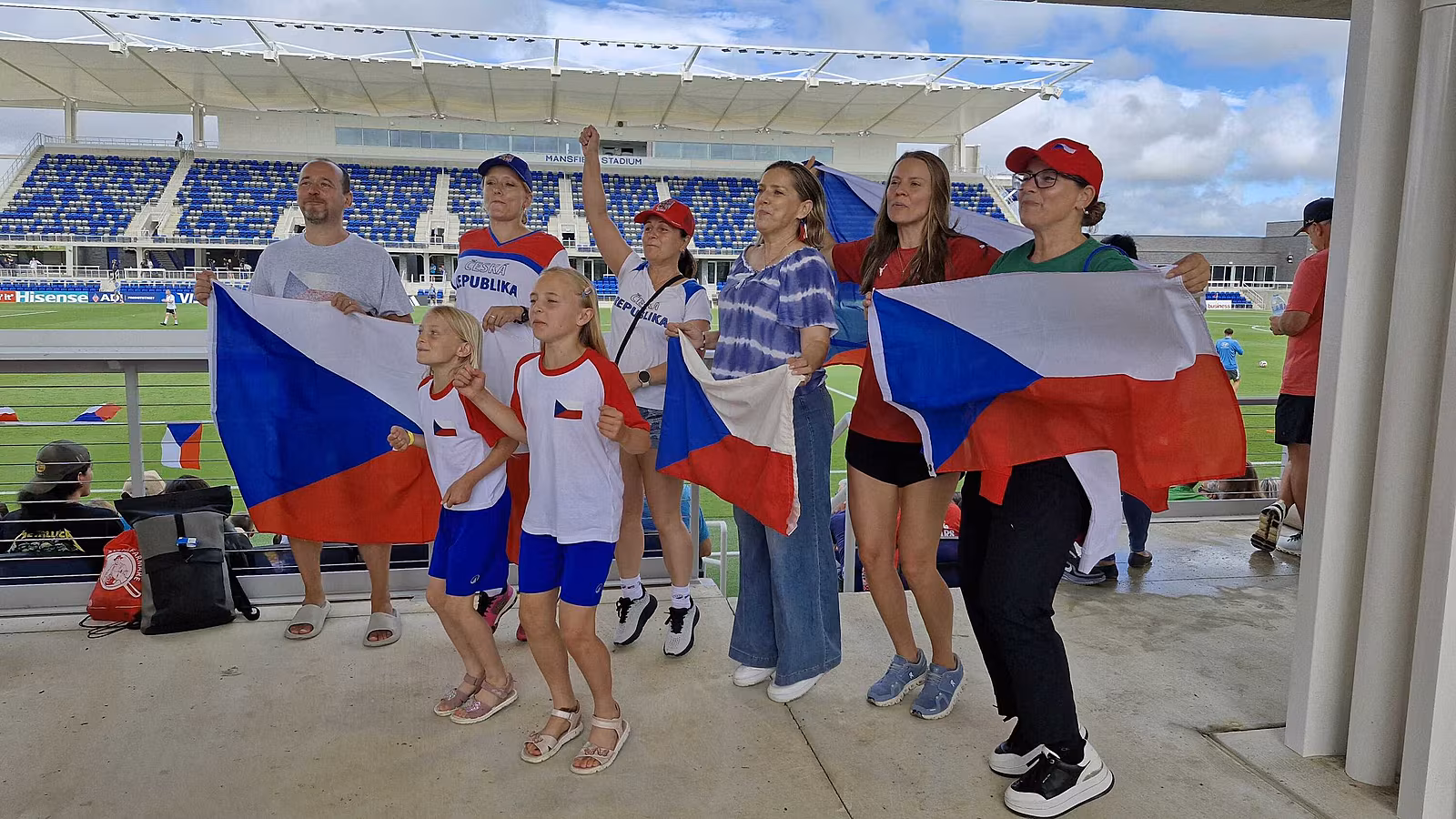 �e�tí fanou�ci na otev�eném tréninku fotbalové reprezentace v Mansfieldu.