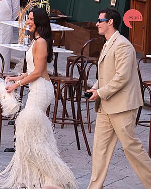 Dua Lipa zvolila pro italskou p�edsvatebn� ve�e�i �chvatn� b�l� �aty od Bottega Veneta zdoben� p�tros�m pe��m, ve kter�ch po boku Calluma Turnera...