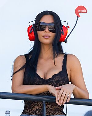 Kdo by to byl �ekal? Sestry Kim a Khlo� Kardashianovy byly spat�eny p��mo nad gar�� Ferrari b�hem kvalifikace na Grand Prix Monaka. Kim, kter� se...