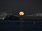 V�e souvisí s tím, jak se �lov�k sna�í za�katulkovat d�ní kolem sebe. Název...