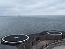 Nechyb�ly dva heliporty na st�e�e. VIP hosté se sem z pevniny dopravovali...