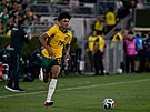 Australský obránce Lucas Herrington b�hem utkání s Mexikem.