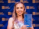 Tereza Voborníková pózuje s cenou pro nejlep�í �eskou biatlonistku.