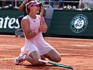 Mirra Andrejevová slaví vít�zství na Roland Garros.
