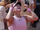 Mirra Andrejevová slaví vít�zství na Roland Garros.
