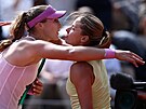 Mirra Andrejevová (vlevo) se po vít�zném finále Roland Garros zdraví s...