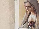 Obrázky svatých i staré postele. Kada� ukázala koupený klá�ter al�b�tinek