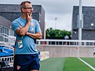Léka� fotbalové reprezentace Petr �echal dohlí�í na zran�ného úto�níka Jana...
