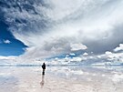 Salar de Uyuni ji pokrývá obrovská vrstva soli, rozpraskaná do pravidelných...