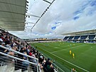 Fanou�ci sledují otev�ený trénink �eských fotbalist� v Mansfieldu.