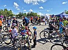 Otev�ení cyklostezky okolo p�ehrady si nenechaly ujít stovky cyklist� na kolech...