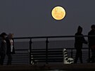 Nad promenádou v Muizenbergu v Kapském M�st� v Ji�ní Africe vychází modrý...
