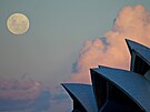 Nad budovou Opery v australském Sydney je vid�t modrý mikroúpln�k.