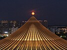 Modrý mikroúpln�k osv�tluje v� Grand Canal Tower v Jang-�ou v provincii...
