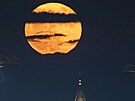 Nad nad Galatskou v�í v tureckém Istanbulu je vid�t modrý mikroúpln�k.