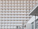 Geometrická m�í�ka fasády vytvo�ená z prefabrikovaných betonových modul� dává...