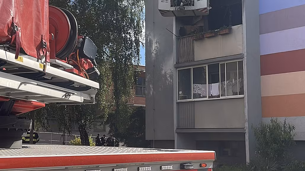 V Olomouci v Jánsk�©ho ulici hořel panelový byt, jedna osoba byla zranÄ�na