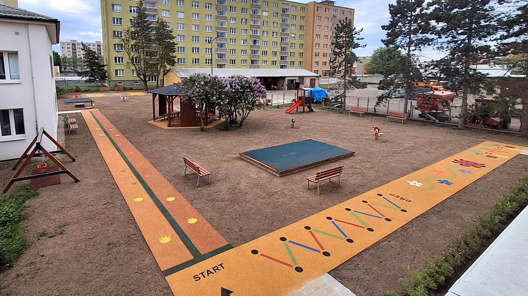 Upravená zahrada, která je sou�ástí �atecké mate�ské �koly v ulici Otokara...
