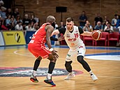 Nymburský rozehráva� Ond�ej Sehnal se pokou�í obejít Joea Bryanta z Pardubic.