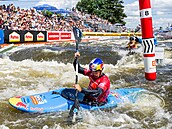 Jakub Krej�í si jede pro vít�zství v závodu SP v kayakcrossu v Praze.