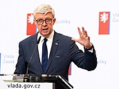 Tisková konference po jednání vlády. Na snímku ministr pr�myslu Karel Havlí�ek....