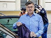 Generální �editel �eské televize Hynek Chudárek p�ichází na jednání s premiérem...