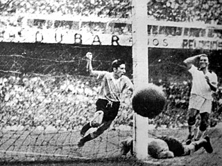 Uruguayský hrdina Ghiggia dává gól ve finále MS 1950 na zapln�ném stadionu...