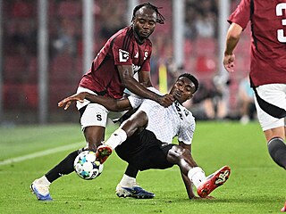 Emmanuel Uchenna ze Sparty a Rafiu Durosinmi z Plzn� v souboji.