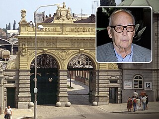 Brána pivovaru Plze�ský Prazdroj (1983). Na malém snímku Ivo Hlavá�ek.
