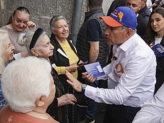 Premiér mezi lidmi. Pa�injan oslovoval Armény zejména v regionech, kam se vydal...