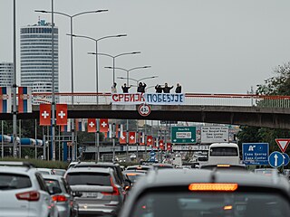 Srbsko zvít�zí. Transparenty s heslem obvykle st�e�í dob�e stav�ní mladíci.