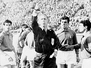 Anglický sudí Ken Aston posílá italského fotbalistu Ferriniho ze h�i�t� ve...