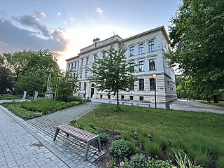 Základní �kola Sokolská stojí v Komenského sadech u historického centra.