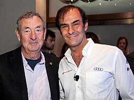 Bubeník Pink Floyd Nick Mason (na snímku vlevo, vpravo závodník Emanuele Pirro)...